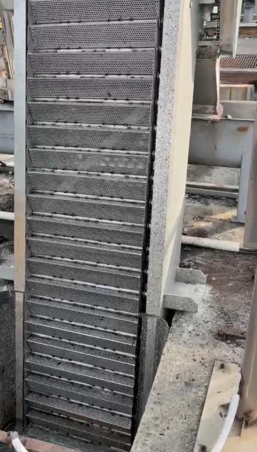 精準(zhǔn)截污 智護(hù)清澄 | 山東地衛(wèi)環(huán)保網(wǎng)板式格柵清污機(jī)，筑牢污水治理第一道防線